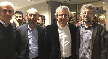 Foto tomada de Twitter de Erol Önderoglu, a la derecha, junto a un grupo de periodistas turcos.