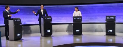 Albert Rivera (Ciudadanos), Pedro Sánchez (PSOE) y Pablo Iglesias (Podemos) participaron en el primer debate electoral de la historia española por Internet, organizado por EL PAÍS. Se celebró el 30 de noviembre. El atril del candidato del PP, Mariano Rajoy, está vacío porque se negó a participar. | <a href=http://politica.elpais.com/politica/2015/11/30/actualidad/1448883495_864275.html target=”blank”>IR A LA NOTICIA</a>
