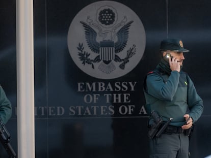 Agentes de la Guardia Civil, en la embajada de EEUU en Madrid, donde los especialistas en desactivación de explosivos de la Policía Nacional, Tédax, han detonado el sobre sospechoso de contener material explosivo dirigido a la embajadora de EE UU en España, Julissa Reynoso.