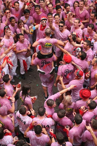 La fiesta de los mozos y mozas toman la Plaza del Ayuntamiento de Pamplona.