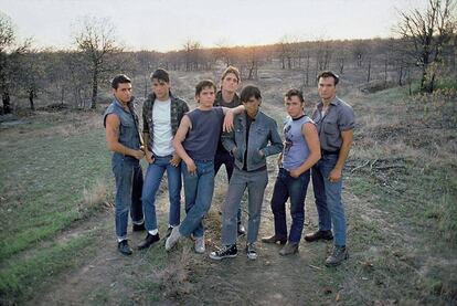 Tom Cruise, Rob Lowe, Thomas C. Howell, Matt Dillon, Ralph Macchio, Emilio Estevez y Patrick Swayze en ‘Rebeldes’.