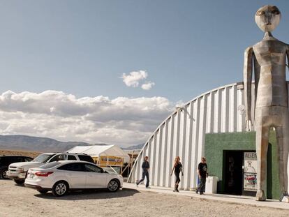 Visitantes al Centro de Investigación de Alienígenas de Hiko (Nevada).