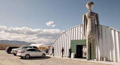 Visitantes na entra do Centro de Investigação de Alienígenas de Hiko (Nevada).