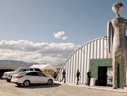 Visitantes na entra do Centro de Investigação de Alienígenas de Hiko (Nevada).