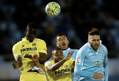 Bally despeja el bal&oacute;n ante Bakambu y Cabral.