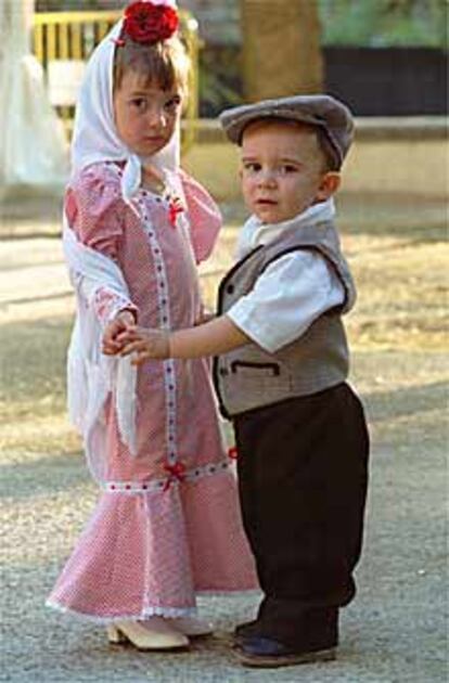 Dos pequeños ataviados como manda la tradición de las fiestas de la Paloma.