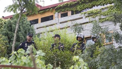 Cord&oacute;n policial alrededor del edificio que ser&aacute; demolido.