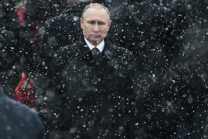 Vladímir Putin, presidente ruso, asiste a una ceremonia frente a la Tumba del Soldado Desconocido en Moscú, en febrero de 2017.