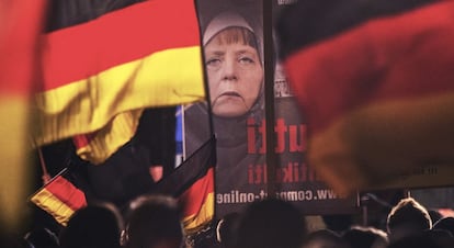 Cartel con la imagen manipulada de Angela Merkel en una manifestaci&oacute;n de Alternativa por Alemania, en noviembre de 2015.