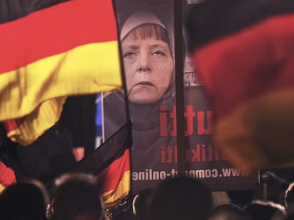 Cartel con la imagen manipulada de Angela Merkel en una manifestaci&oacute;n de Alternativa por Alemania, en noviembre de 2015.