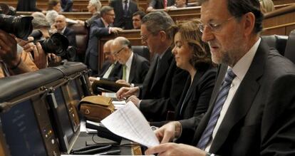 El presidente del Gobierno, Mariano Rajoy, revisa unos documentos al inicio de la sesi&oacute;n de control al Ejecutivo.