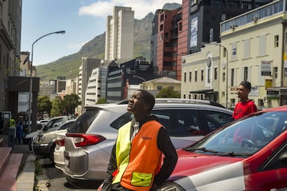 Nazim, de 16 años, se gana la vida ayudando a aparcar a los visitantes que llegan en coche hasta el barrio de Bo Kaap, uno de los más turísticos de Ciudad del Cabo. Desde el estallido de la covid-19, apenas hay visitas y él no gana más que un par de euros al día, asegura. Ciudad del Cabo se encuentra entre las favoritas de los extranjeros que eligen Sudáfrica como destino vacacional. De los 10,3 millones que visitaron el país en 2019, al menos 5,4 millones pasaron por Ciudad del Cabo. Pero este año, la pandemia y sus correspondientes restricciones la han vaciado y quienes dependen del turismo para sobrevivir lo están pasando especialmente mal.