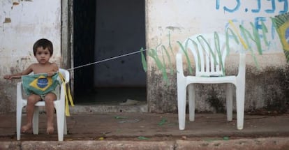 Crian&ccedil;a brinca com bandeira brasileira em S&atilde;o Francisco do Brej&atilde;o, no Maranh&atilde;o.