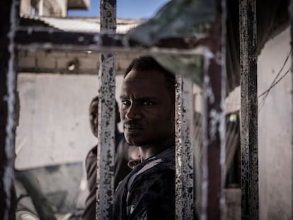 Un hombre mira desde un almacén quemado y saqueado, presuntamente, por rebeldes tigriñas en Shewa Robit, norte de Etiopía, el cinco de diciembre de 2021.