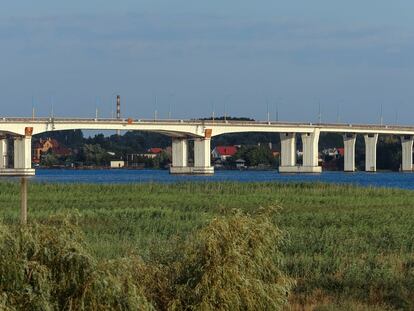 A view of the Antonivskyi bridge across Dnipro river in the Russia-controlled Kherson region of southern Ukraine, July 23, 2022.  REUTERS/Alexander Ermochenko