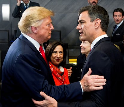 El jefe del Gobierno espa?ol, Pedro Snchez, y el presidente de Estados Unidos, Donald Trump, se saludan en la cumbre de la OTAN de julio de 2018, en Bruselas.