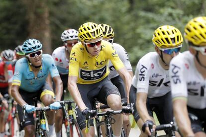 Froome, protegido por su Sky durante la etapa de Les Rousses.