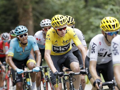 Froome, protegido por su Sky durante la etapa de Les Rousses.