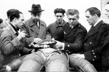 Emilio Herrera (con sombrero) rodeado de sus colaboradores en el aer&oacute;dromo de Cuatro Vientos en 1935. Foto cedida por Emilio Atienza.