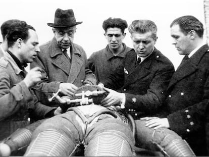 Emilio Herrera (con sombrero) rodeado de sus colaboradores en el aer&oacute;dromo de Cuatro Vientos en 1935. Foto cedida por Emilio Atienza.