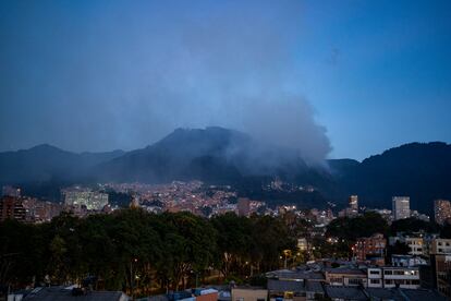 El incendio arde en el cerro El Cable, llenando Chapinero de humo, este viernes.