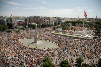 Miles de personas se manifiestan este domingo en Colón contra los indultos del 'procés'.