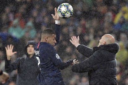 Zinedine Zidane y Kylian Mbappe en un momento del partido.