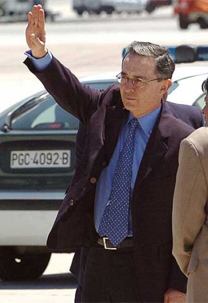 Álvaro Uribe, a su llegada al aeropuerto de Barajas.