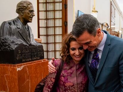 El presidente del Gobierno, Pedro Sánchez, abrazaba este jueves a la ministra de Hacienda, María Jesús Montero, después de la aprobación de los Presupuestos en el Congreso.