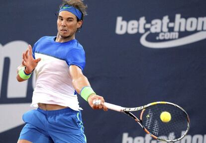 Nadal devuelve una bola en el torneo de Hamburgo.