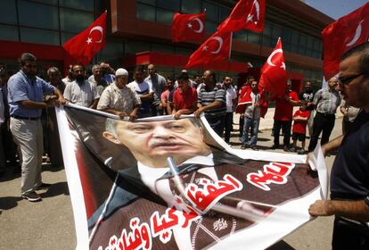 Manifestantes expresan su apoyo al presidente Erdogan. 