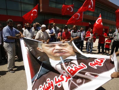 Manifestantes expresan su apoyo al presidente Erdogan. 