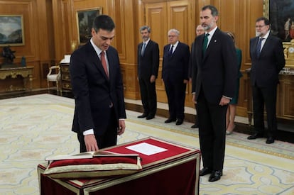 Pedro Sánchez takes office as prime minister, as his predecessor Mariano Rajoy (r) and King Felipe Vi (second from r) look on.