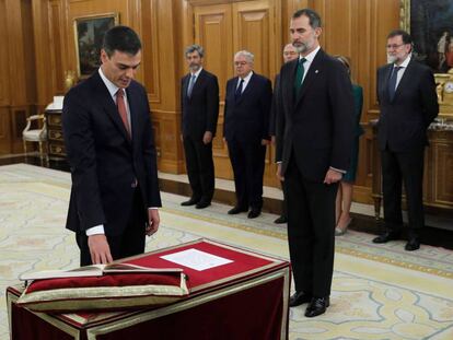 Pedro Sánchez takes office as prime minister, as his predecessor Mariano Rajoy (r) and King Felipe Vi (second from r) look on.