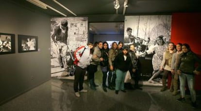 Jóvenes gitanas de la asociación Chavorros Calós en la exposición sobre los gitanos de Hungría en el Museo Valenciano de Etnología.