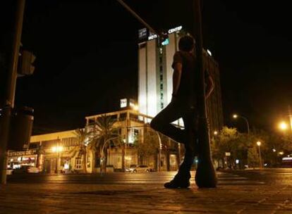 Un muchacho se exhibe frente a la estación de autobuses de Valencia.