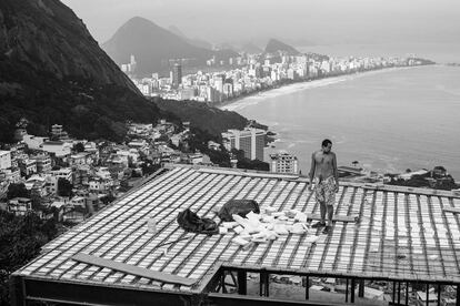 Un hombre trabaja en el tejado de una construcción en la favela de Vidigal (junio, 2014).