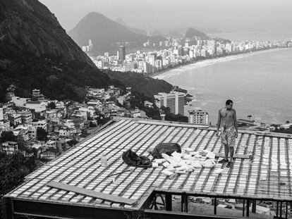 Un hombre trabaja en el tejado de una construcción en la favela de Vidigal (junio, 2014).
