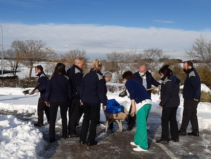 Funcionarios de la cárcel de Navalcarnero (Madrid) despejan con palas el acceso a la prisión este domingo, en una imagen facilitada por el sindicato Acaip-UGT.