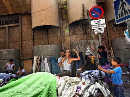 Cada miércoles, llueva o truene, hay alegría y desparpajo en el mercadillo de Can Vidalet.