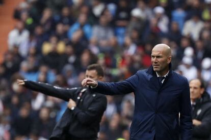 El técnico francés del Real Madrid, Zinedine Zidane (d), da indicaciones a sus jugadores.