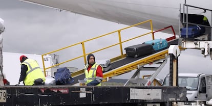 Operarios de WSF durante la operación de carga de maletas en un avión en Madrid-Barajas. 