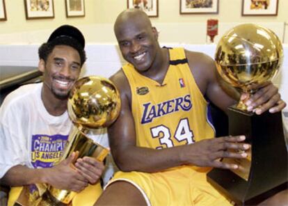 Kobe Bryant y Shaquille O&#39;Neal, las figuras de los Lakers, sonríen con sus trofeos.