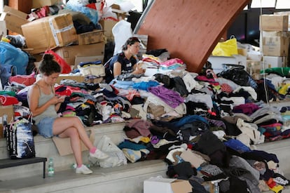 La ropa es empaquetada en un polideportivo de Amatrice para su posterior distribución a la zona afectada por el terremoto.