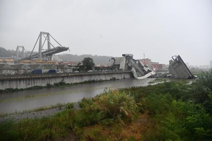 Una vista del puente de la carretera Morandi, colapsado en Génova.