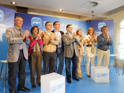 Antonio Basagoiti (en el centro), ayer en Portugalete con candidatos y dirigentes del PP de Bizkaia.