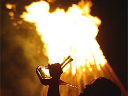 Miles de almerienses celebran la noche de San Juan