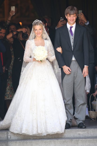 Los novios, a la salida del templo. La nueva princesa de Hannover lucía la valiosa tiara familiar que en su día llevó Carolina de Mónaco.