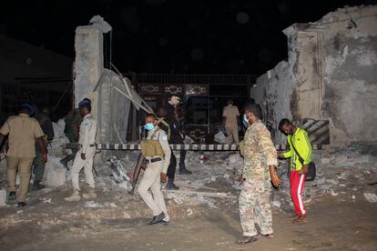 Miembros de las fuerzas de seguridad de Somalia investigan el lugar del ataque suicida con coche bomba en las inmediaciones del popular restaurante Lul Yemeni, este viernes en Mogadiscio.