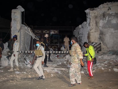 Miembros de las fuerzas de seguridad de Somalia investigan el lugar del ataque suicida con coche bomba en las inmediaciones del popular restaurante Lul Yemeni, este viernes en Mogadiscio.